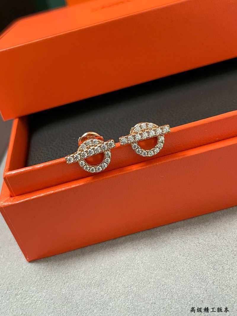 H**me5 earrings